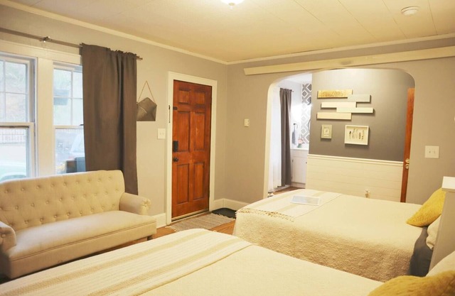 Cozy hideaway on Main, Farmhouse Unit