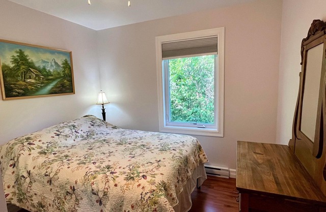 Cozy hideaway on the beautiful Bras d'Or Lakes. Sunset views and your own beach!