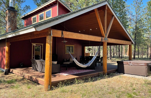 Cozy Hideaway w/outdoor living and hot tub! Close to skiing and hiking.