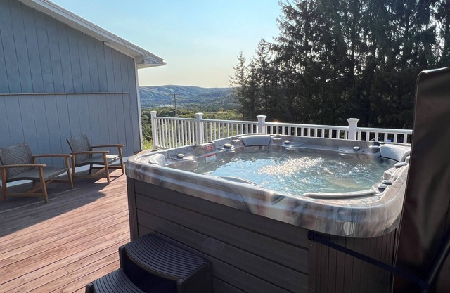 Cozy Hillside Retreat- Hot Tub with Amazing Views