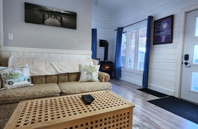 Cozy Hilltop Cabin - 10 minutes to Bancroft
