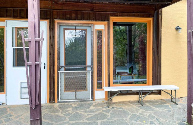 Cozy 'Hilltop Hideaway' ~ 18 Mi to Asheville!