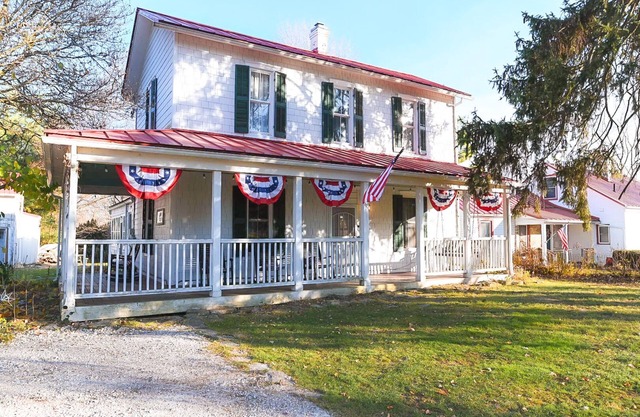 Cozy Historic Bellbrook Farmhouse - Walk to Downtown