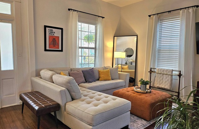 Cozy Historic Victorian close to riverwalk.