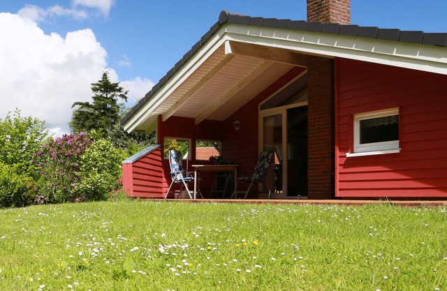 Cozy holiday home with a large fenced plot and free WiFi