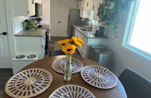 Cozy home - 10 min to downtown and the university!
