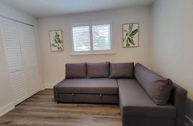 Cozy Home, 15 minutes to Pearson Airport, No Cleaning Fee