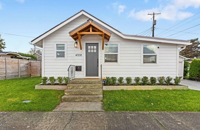 Cozy Home 2br+1ba with Portable AC- Pet Friendly, 3.3miles to Tacoma Dome
