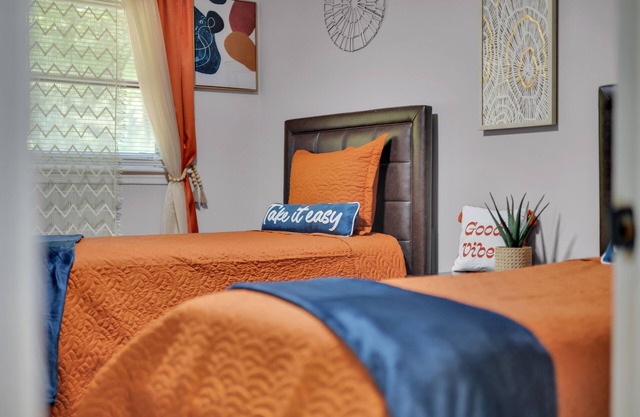 Cozy Home- 4 mins from the airport- 10 min from Downtown Atlanta