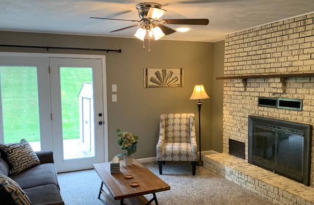 Cozy home, Centrally Located!