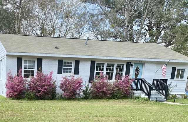 Cozy home close to Parris Island with large fenced yard! Newly renovated!