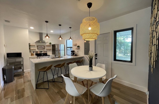 Cozy Home-Close to Downtown, Beaches & Restaurants
