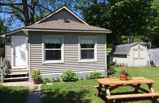 Cozy Home Downtown Frankfort Short Walk to Lake Michigan Beach