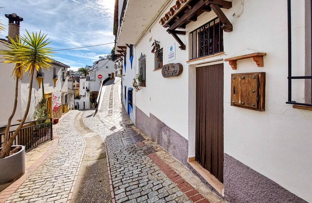 Cozy home in Benalaureia with kitchen