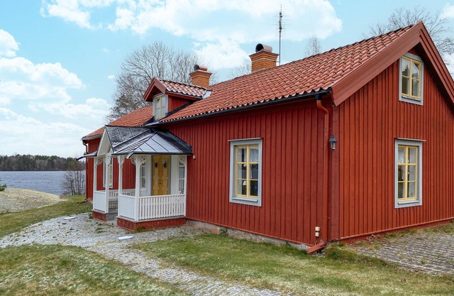 Cozy home in Boxholm with lake view