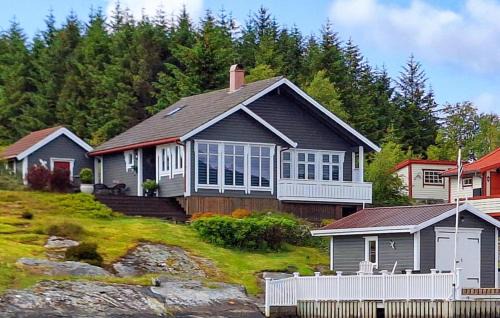 Cozy Home In Florø With Wifi