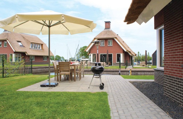 Cozy home in Idskenhuizen with sauna