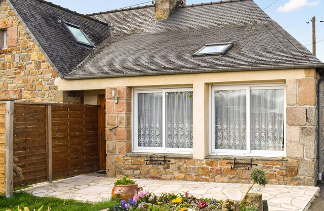 Cozy home in Quemperven with WiFi