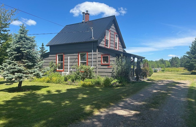 Cozy home in the heart of Advocate Harbour, Pet friendly!