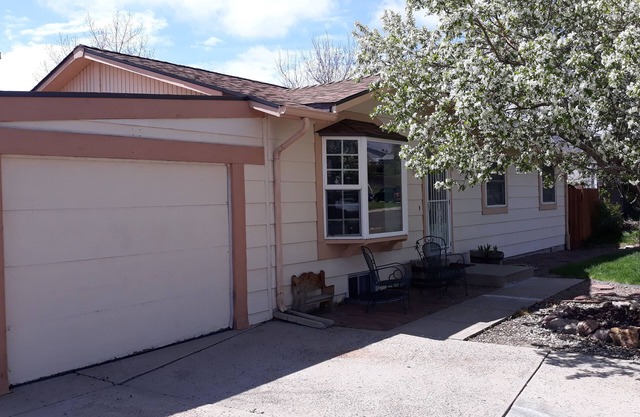 Cozy Home Jetted Tub, Fenced Yard, Greenhouse, 30-day min. 6wk & 12wk discounts