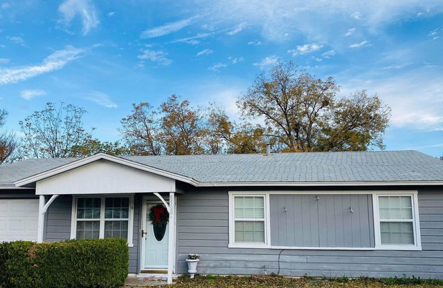 Cozy Home Near Stockyards and more !