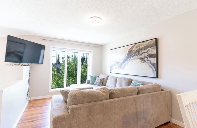 Cozy Home tucked away in Calgary NW. 10 min away from the YYC airport.