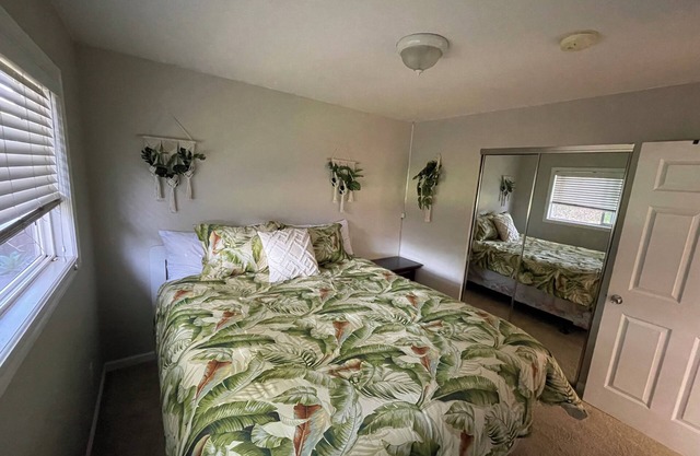 Cozy Home w/Large Private Backyard. Minutes to Napa, Six Flags & ferry.