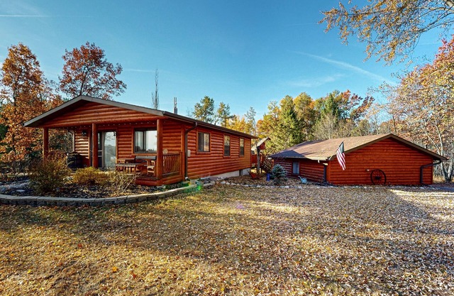 Cozy Home w/Mini bar, Pool Table, Gas grill, Fire pit, WIFI, & Lake Views