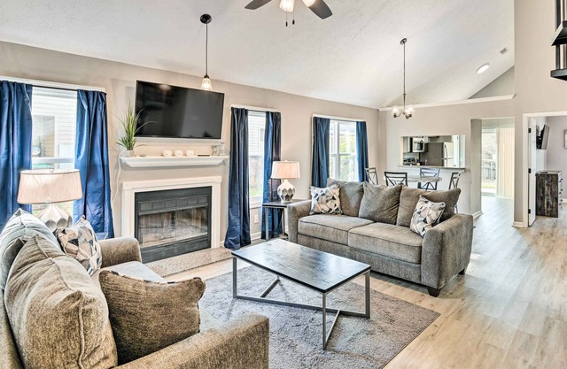 Cozy Home w/Yard ~ 12 Mi to Dtwn Nashville!