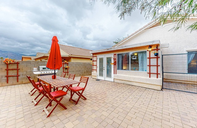 Cozy home with beautiful enclosed backyard, firepit, patio, grill, mtn views
