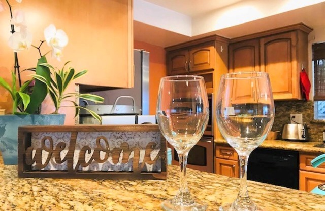 Cozy home with fireplace, walk to the beach, perfect location + free parking