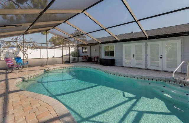 Cozy home with heated pool - 8 min from the beach.