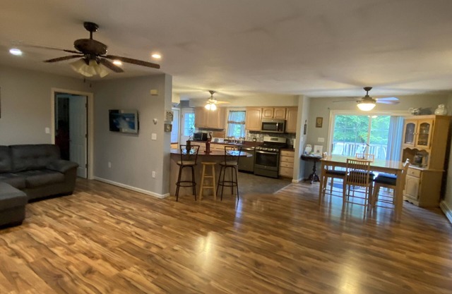 Cozy Home with Hot Tub, Lots of peace/quiet with Mountain views Near Woodstock!