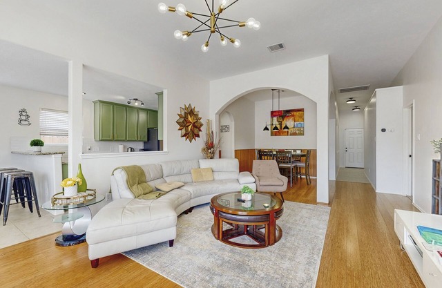 Cozy home with outdoor games and convenient location - minutes to NRG