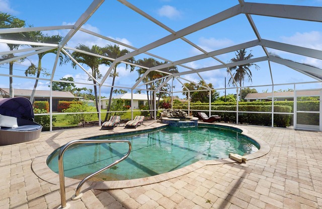 Cozy home with private pool, lanai, & washer and dryer - pool spa