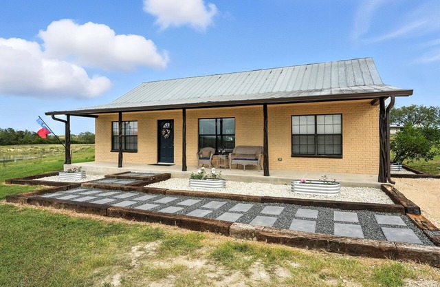 Cozy home with private W/D, deck - near Guadalupe and Comal Rivers