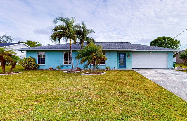 Cozy home with private pool. internet, & washer and dryer