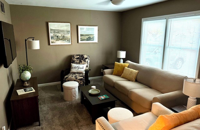 Cozy home with privacy fence, fire pit & garage-mins to lovely downtown Salina!