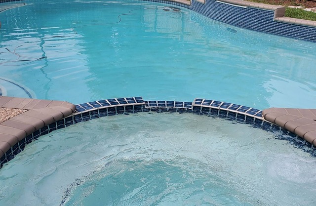 Cozy home with private swimming pool and spa Near IAH Airport