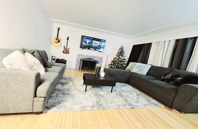 Cozy Home with Unique Tee Pee Dining Room! n4 minutes to Metrotown Mall!