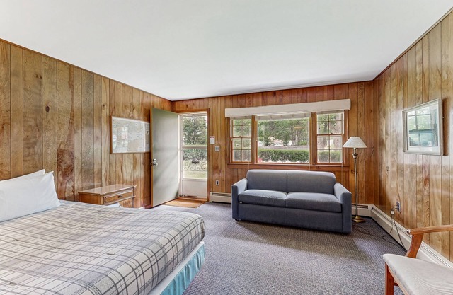 Cozy hotel-style suite right on the water, shared patio, free WiFi