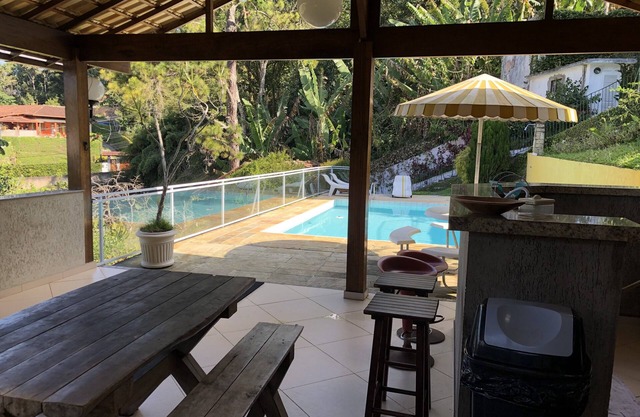 Cozy house, fireplace, swimming pool, barbecue. Best region in RJ.