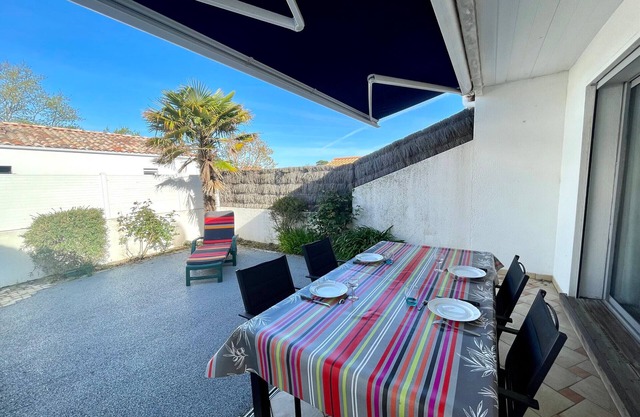 Cozy House with Patio, Near Town Center, 1 Bedroom, 400m to Shops and Market