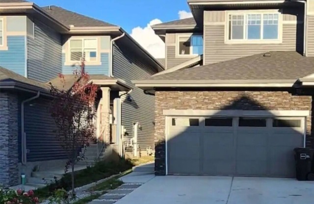 Cozy house in lovely Edmonton with spacious office and fast nWiFi