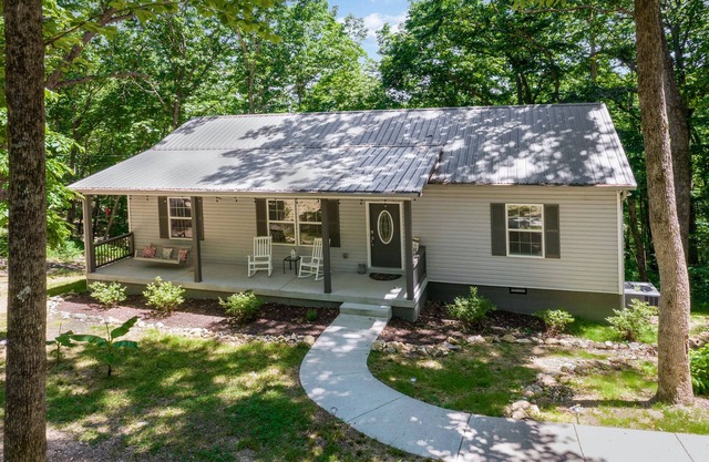 Cozy House in the Woods - 25 minutes from downtown