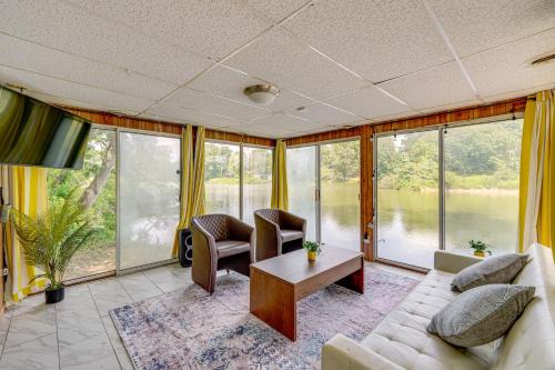 Cozy House on Meadowbrook Lake Serene, Scenic!