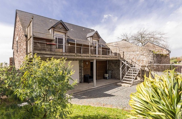 Cozy house with garden and parking, pets allowed