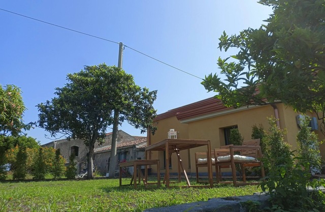 Cozy house with garden surrounded by citrus trees between the sea and Etna.
