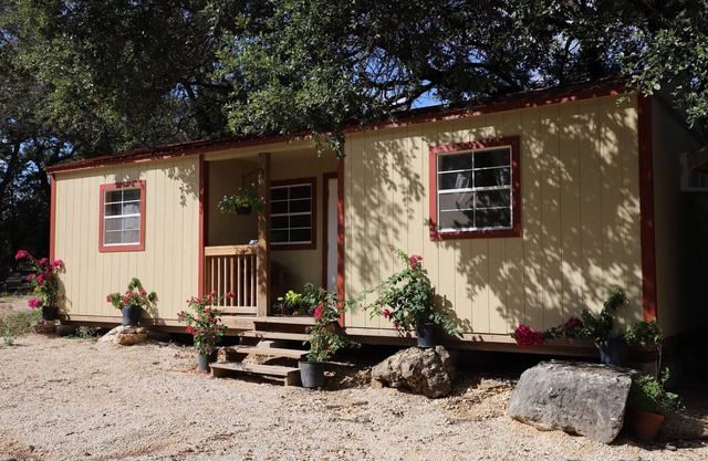 COZY HUNTER'S CABIN IN THE HILL COUNTRY with detached bathroom