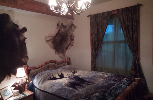 Cozy hunter themed room with hot breakfast